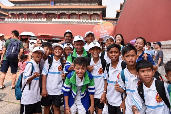 王家瑞看望参加“宋庆龄杯”中国-东盟青少年足球友谊赛的各国领队球员