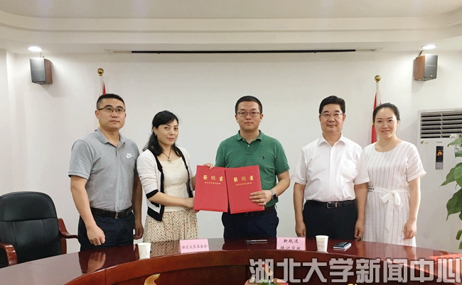 武汉新航道学校向湖北大学捐赠850万元