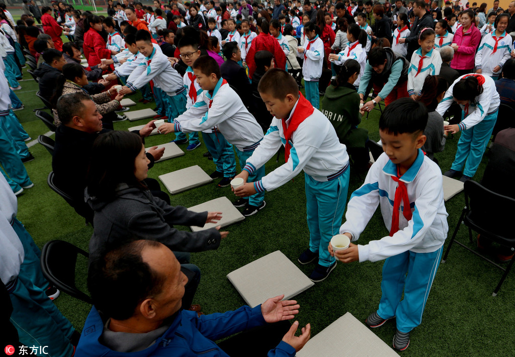 北京一小学举办学生重阳节“敬老礼”活动 喜迎重阳节
