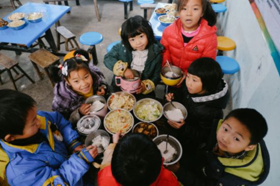 趣头条联手中国扶贫基金会援建“爱心厨房”