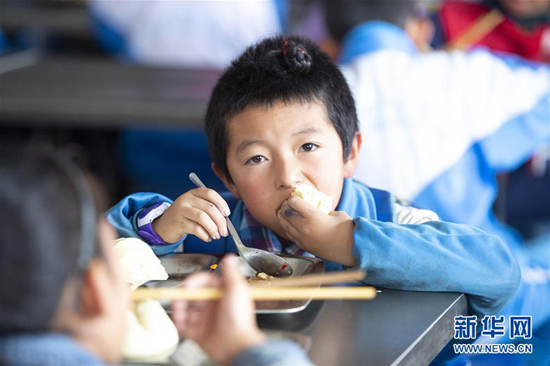 宁夏西吉：农村学生免费营养午餐升级换代